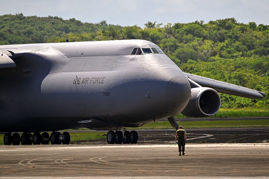 Un Boeing C-5 Galaxy de la Fuerza Aérea estadounidense se mantiene estacionado en los terrenos de la antigua base militar Roosevelt Roads, en Ceiba. Este tipo de avión de carga se utiliza para transportar equipos militares grandes, vehículos y también soldados.