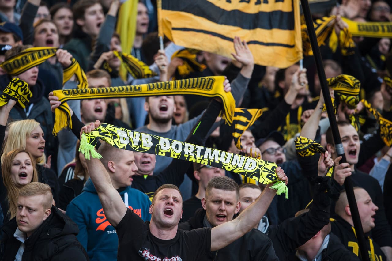 Fans del Borussia protestan por precio de entradas lanzando pelotas de tenis 