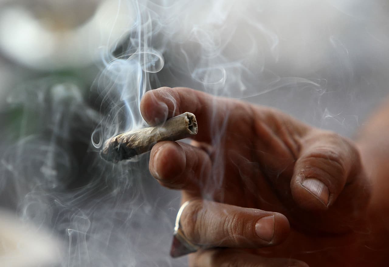 <b>¿Dónde puedo fumar legalmente?</b> Será legal fumar en la propia casa y en el sitio en algunos negocios relacionados con el cannabis.
<b> El uso está prohibido en:</b> Cualquier lugar público, como calles o parques. En cualquier vehículo de motor, en escuelas, con la excepción de los usuarios médicos, cerca de alguien menor de 21 años, cerca de un conductor de autobús escolar en servicio, oficial de policía, bombero u oficial de correcciones, cualquier persona, empresa o arrendador puede prohibir el uso en propiedad privada. Los colegios y universidades de Illinois también podrán prohibir el consumo de marihuana.