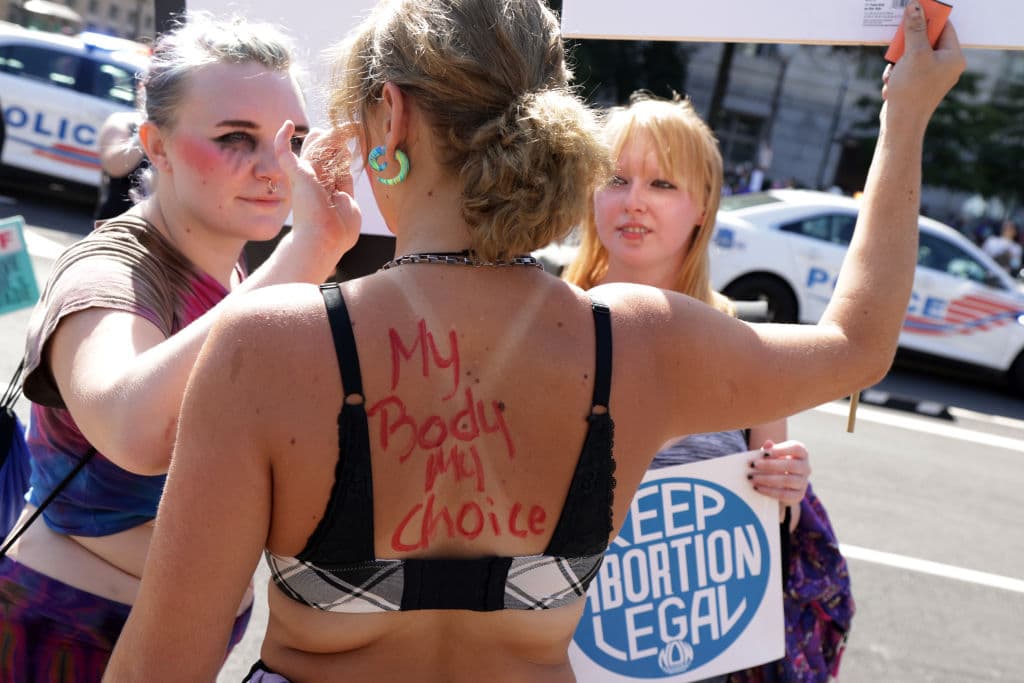 La 
<a href="https://www.univision.com/temas/la-marcha-de-las-mujeres">'Marcha de las mujeres'</a> llegó a las calles de distintas ciudades del país. El principal evento fue en Washington DC (en la imagen), donde miles de personas se reunieron para abogar por el caso Roe vs. Wade que hace casi 50 años reconoció el derecho al 
<a href="https://www.univision.com/temas/abortos">aborto</a>.