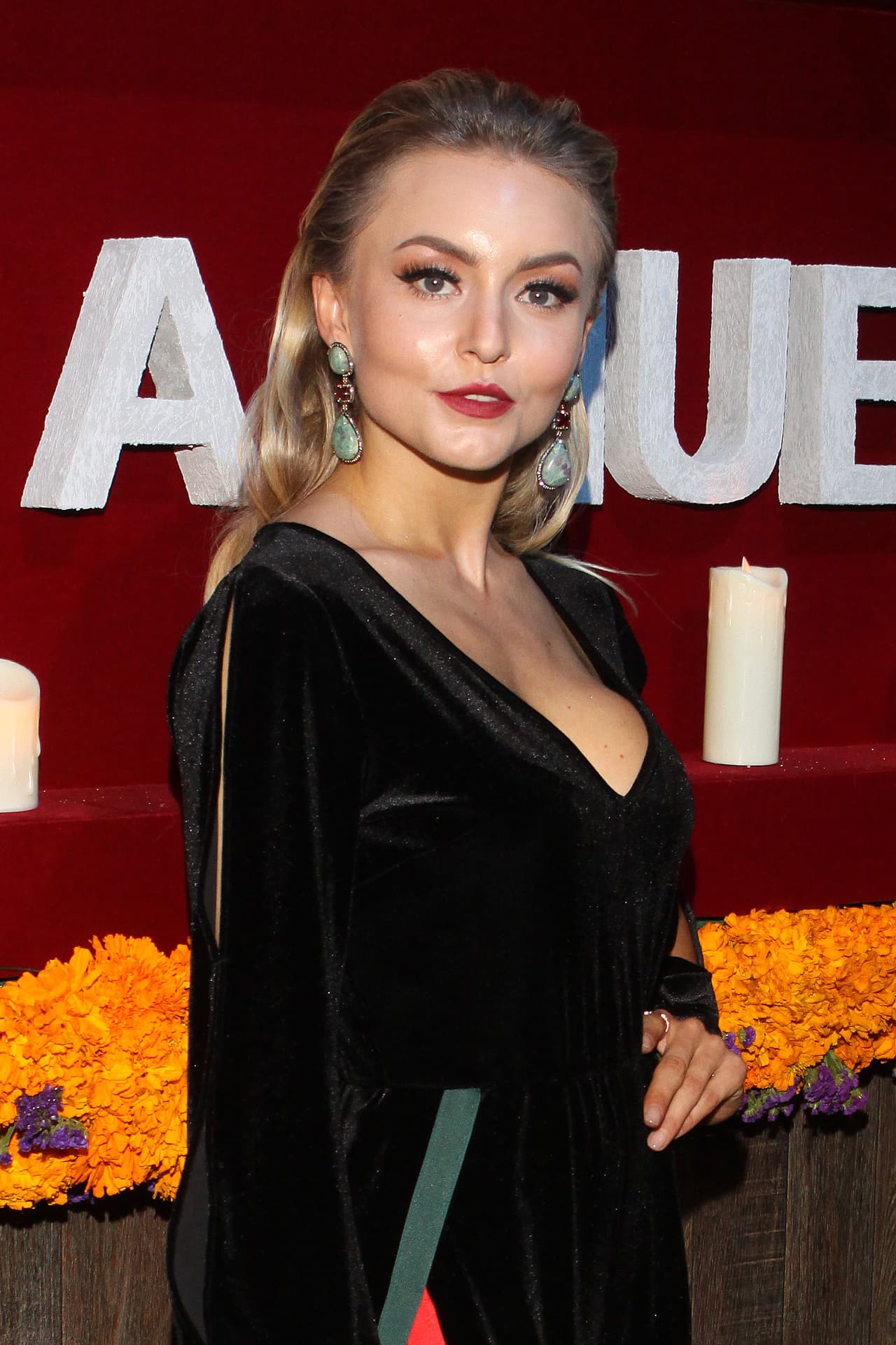 Angelique nunca ha negado que se operó los senos y en 2012 confesó que esta intervención la traumó: “Me quedé con el trauma de no volver a operarme. El doctor me trató increíble, pero la realidad es que una operación de ese tipo es muy fuerte”, dijo para la revista 
<a href="https://www.tvynovelas.com/mx/tv-y-novelas/angelique-boyer-no-se-volveria-operar/" target="_blank">TVyNovelas</a>. 
<br>