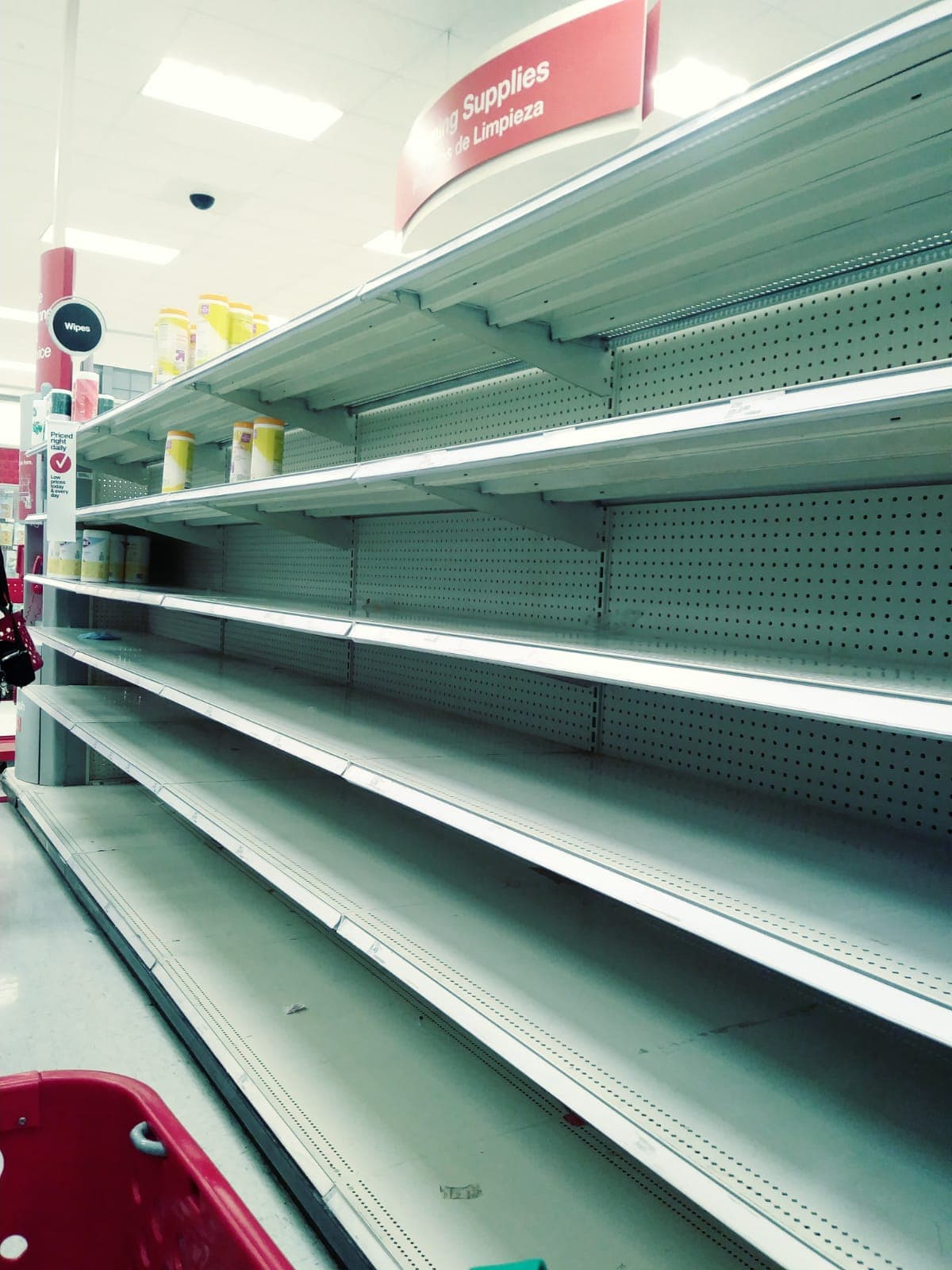 Almacenes de todo el país han reportado desabastecimiento temporal de productos como desinfectante de manos, paños de limpieza, papel higiénico y hasta agua.