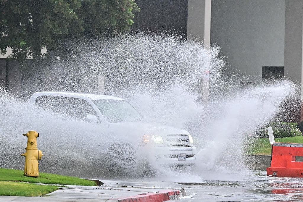 El condado de Orange levantó a las 17:00 horas todas las órdenes de evacuación para Trabuco Creek, Bell Canyon, Hot Springs Canyon, Long Canyon y Modjeska Canyon. Las evacuaciones habían sido ordenadas cerca de la zona afectada por el incendio Airport.