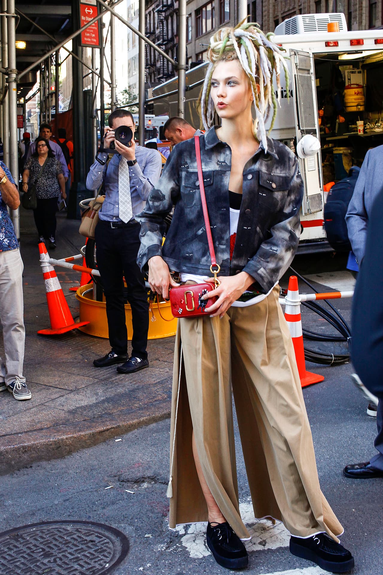 Lo que más llamó la atención de la señorita Kloss fue su atuendo.