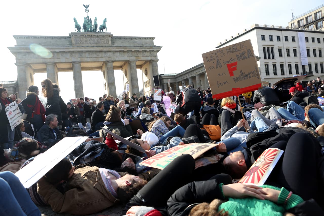 <b>Berlín, Alemania. </b>Activistas se reunieron con mensajes de apoyo a los jóvenes estadounidenses frente a la icónica Puerta de Brandenburgo.
