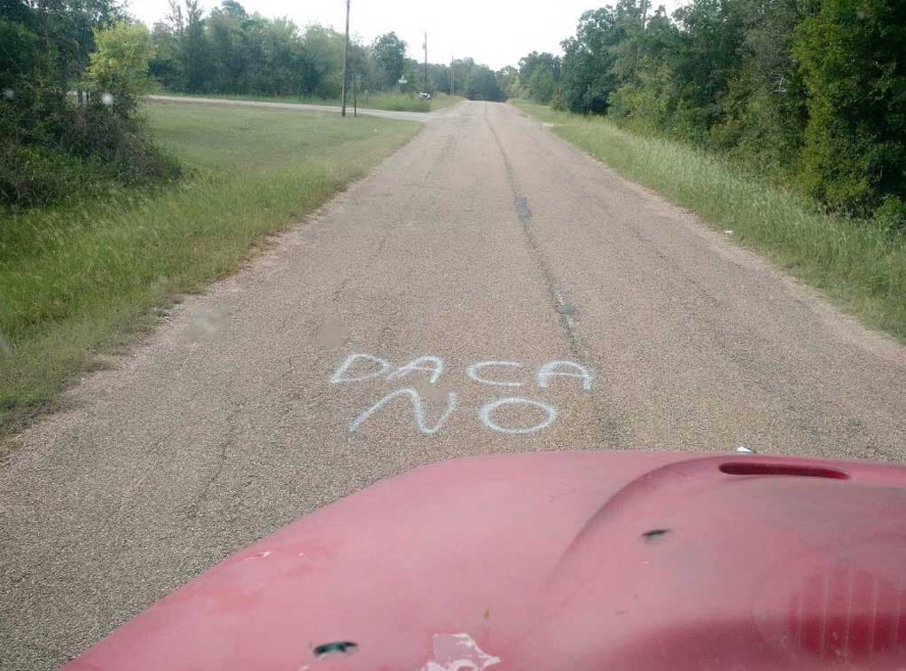 SB4, DACA No y una esvástica, los mensajes que atemorizan a un vecindario hispano en Texas