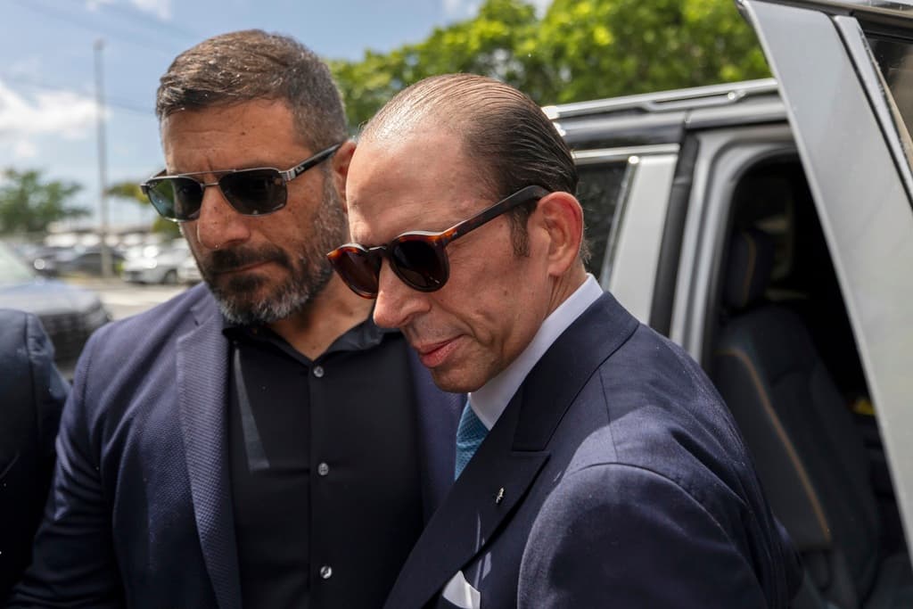 El acuerdo con la fiscalía incluyó a dos coacusados: el banquero venezolano 
<b>Julio Herrera Velutini (en la foto) </b>y al exagente del FBI, Mark Rossini. Según la acusación original, este último había servido de enlace entre Vázquez y el banquero.
<br>
<br>
<b>La acusación original, que fue desestimada</b>, imputaba a Herrera Velutini la donación de $300,000 a la campaña política de Vázquez Garced, quien aspiraba a ser electa gobernadora en 2020.
<br>
<br>Esa misma acusación leía que a cambio de ese donativo, la entonces gobernadora tenía que despidir al comisionado de instituciones financieras de Puerto Rico y sustituirlo con un profesional escogido por él. De esa forma, el banquero venezolano se olvidaba de una investigación de 
<b>cerca de $10,000 millones en transacciones</b> que procesó Bancredito Bank Holding Corp., una entidad que fundó.