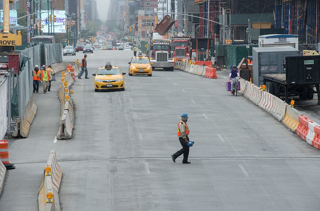Nueva York pide a hispanos en obras de construcción entregar su tarjeta falsa de OSHA