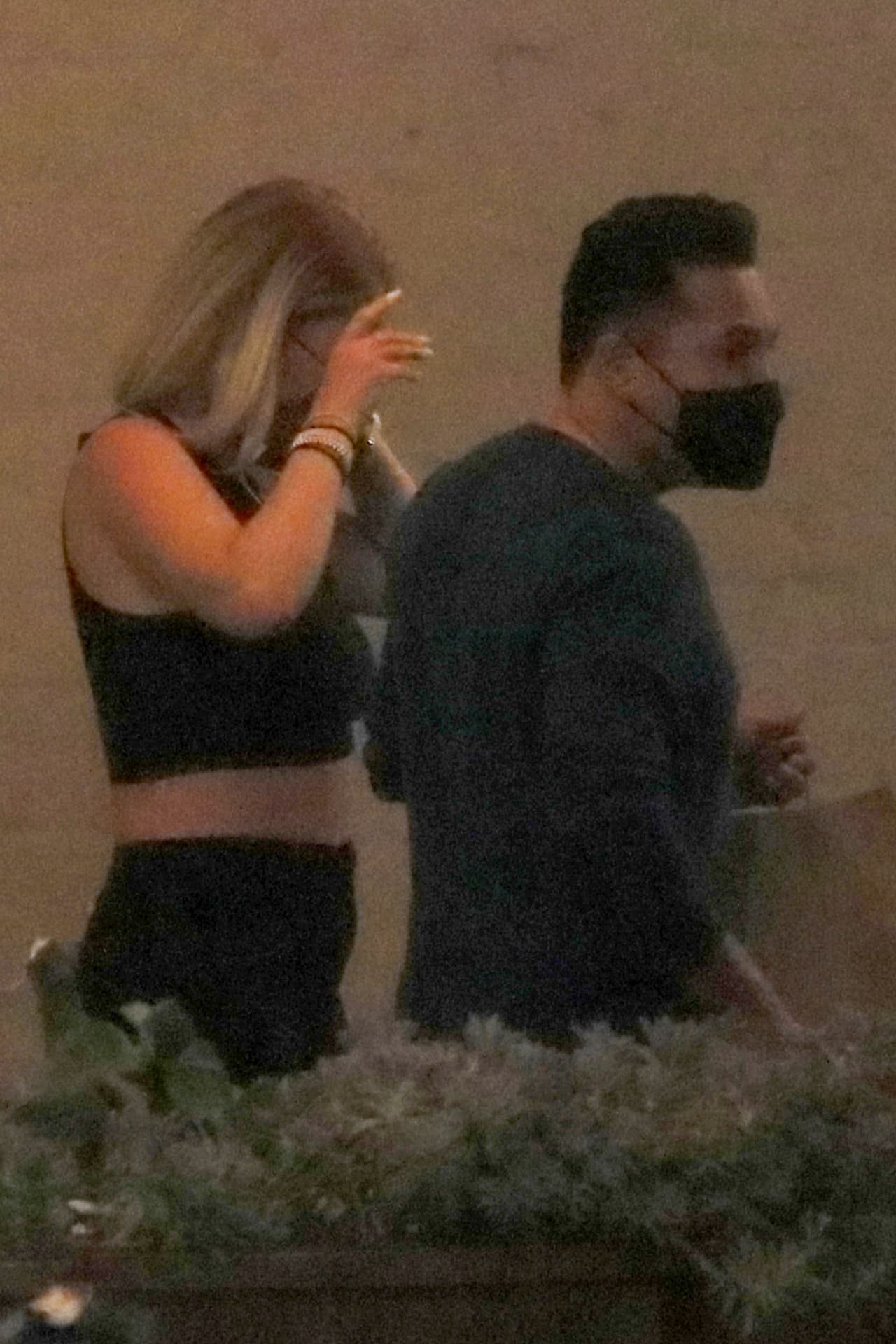 Además, la modelo reveló que el luchador la obligó a renunciar a su carrera como actriz y cantante, comenzó a llamarla 'esposa' y prometió apoyarla, se puede leer en el artículo publicado el 21 de diciembre del año 2000.