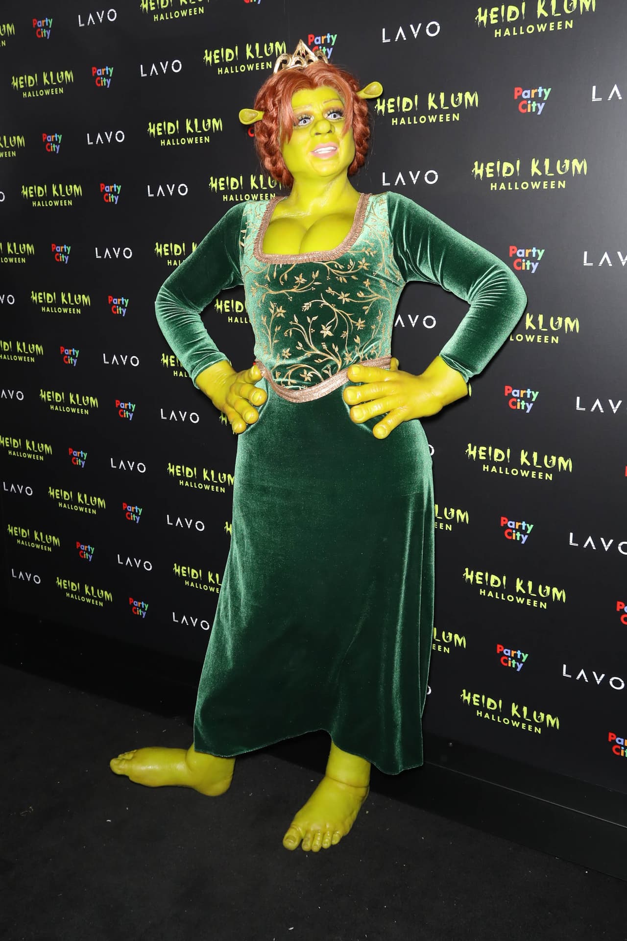 En 2018, la ingeniosa modelo se robó el show con su disfraz de la princesa Fiona para la fiesta, que se realizó en el exclusivo club Lavo. Como lo hizo en 2019, Klum 
<a href="https://www.instagram.com/p/Bpm8Ojojazu/?utm_source=ig_embed" target="_blank">documentó en Instagram</a> el largo proceso para transformarse en la simpática ogra verde.