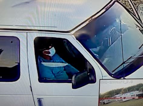 El 24 de marzo, cerca de las 7:15 p.m., dos hombres quienes viajaban a bordo de una camioneta blanca arribaron al Affordable Secure Self Storage, ubicado en el 11055 West Highway 40.