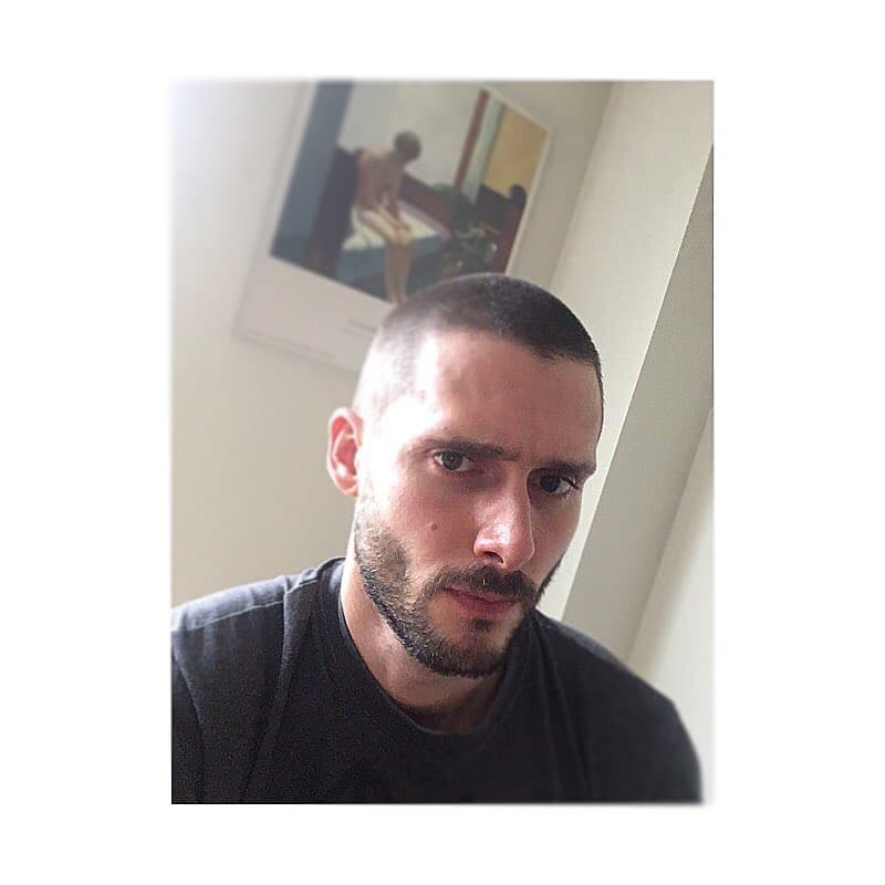 Sobre cómo llegó este nuevo proyecto a su carrera, Mur dijo al programa Intrusos: "Con Televisa tomo contacto con 'Papá a toda madre', que es la anterior producción de Eduardo Meza, y me viene a buscar a España a raíz de otras cosas que ya había hecho. Para este proyecto ya es algo mucho más directo, después de que fue una relación muy bonita en 'Papá a toda madre' yo quedé encantado con esta producción y decidimos volver a colaborar”.