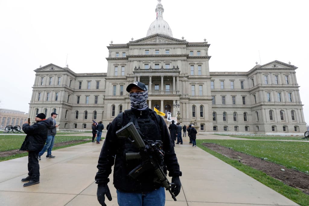 Todos estos elementos hacen temer a ciudadanos y analistas que el resultado electoral del 3 de noviembre desencadene escenas de descontento potencialmente violentas entre el bando que sea perdedor. En el caso de los republicanos, muchos destacan la irresponsable e infundada denuncia de un fraude electoral en su contra y la renuencia del presidente a garantizar una transición pacífica del poder.