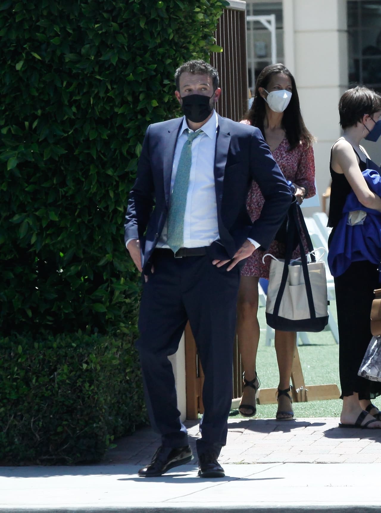 Affleck complementó su atuendo con una camisa blanca abotonada, una corbata verde pálido y zapatos color marrón oscuro.