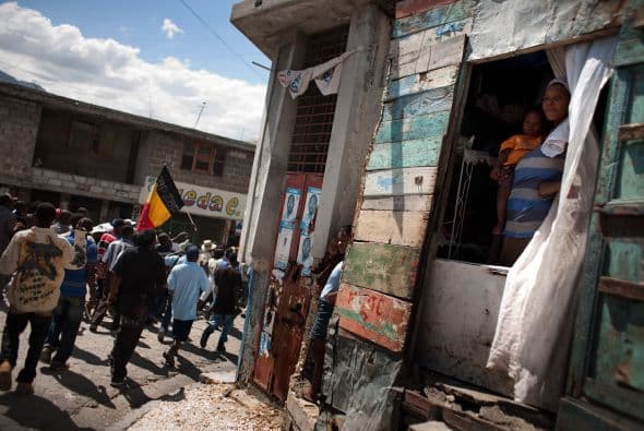 La protesta, sin embargo, parecía ser sobre todo festiva, con altavoces que emitían música y hombres jóvenes bebiendo cerveza bajo el sol.