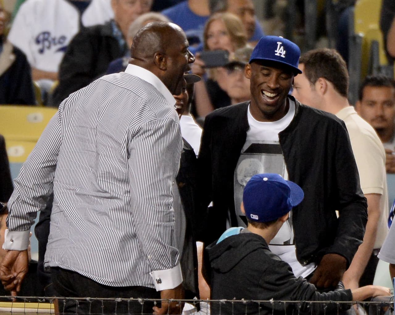 Cuando Magic Johnson y Kobe Bryant no estan pensando en Los Lakers, sacan tiempo para apoyar al otro gran equipo de la ciudad.