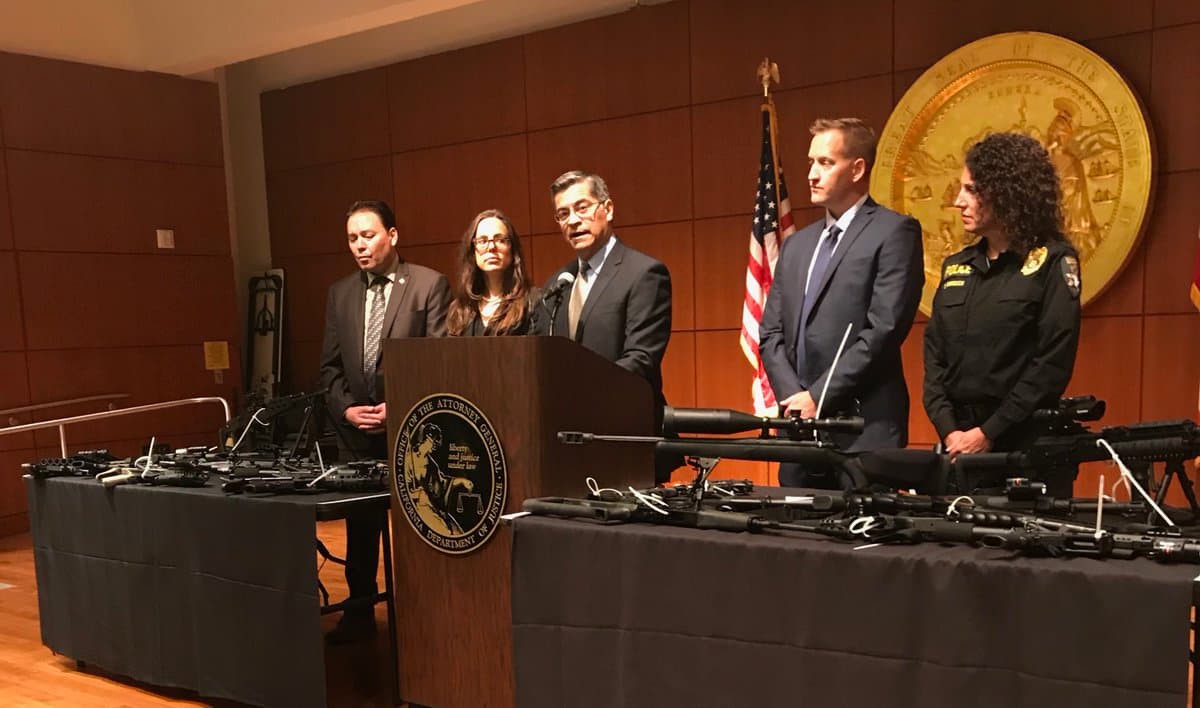 El fiscal californiano Xavier Becerra anunció los arrestos de miembros de la familia Gamos mostrando algunos de los rifles que les decomisaron tras catear sus propiedades.
