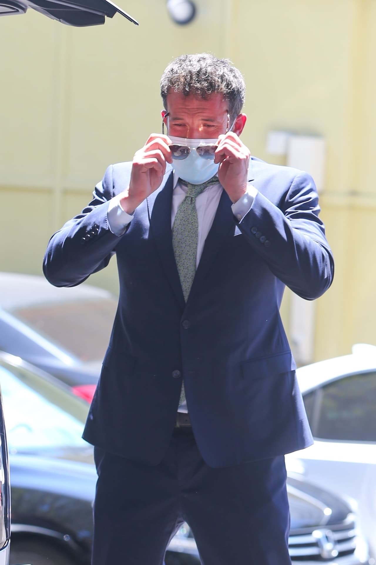 Con este look, el intérprete de 48 años sorprendió a sus seguidores, que ya se acostumbraron a verlo llevando los atuendos casuales que ha lucido durante la pandemia.