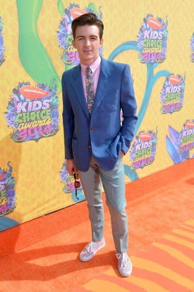 Quien no podía faltar en este desfile de celebridades de Nickelodeon era el guapo Drake Bell, galán que como siempre sabe sacarle el mejor partido a su belleza masculina. ¡Nos encantó el estilo casual 'chic' que logró con sus tenis y un saco azul!