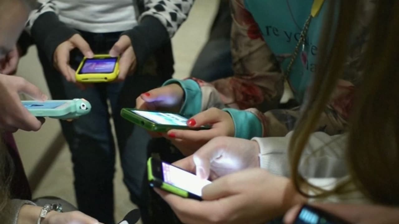 ¿Cómo evitar que las redes sociales y los dispositivos dañen la salud de tus hijos?