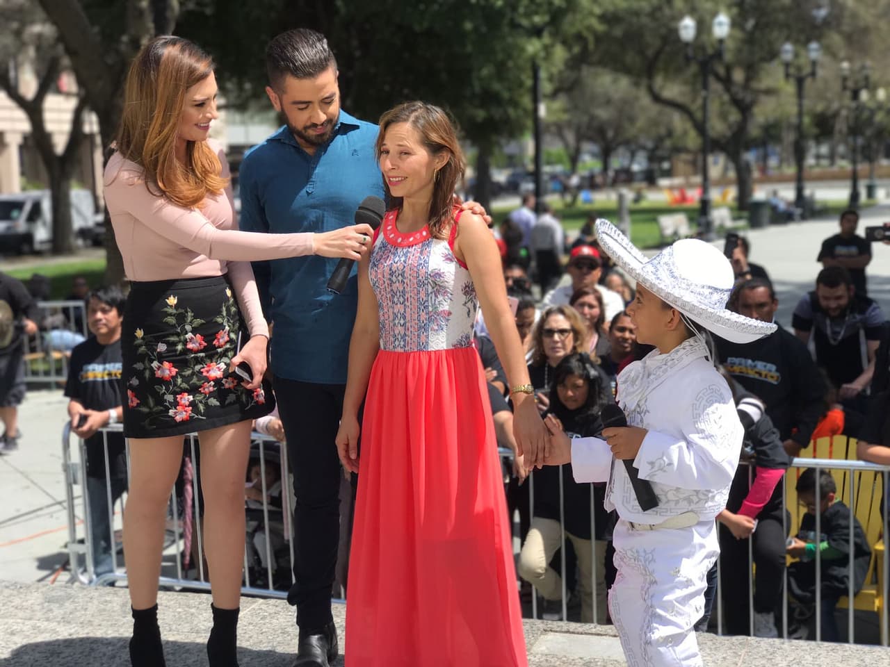 Muy emocionada, la mamá de Marlon compartió unas palabras con el público.
