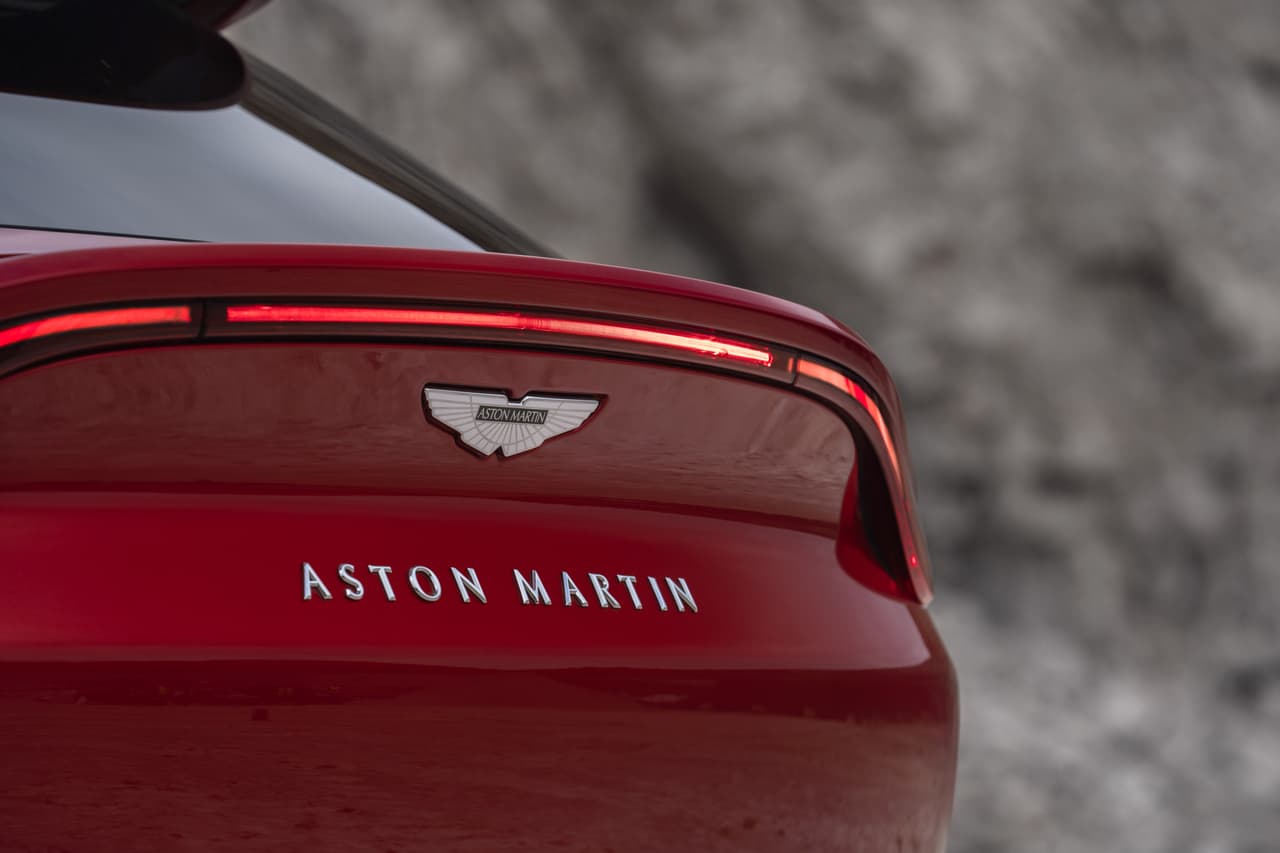 El precio inicial de la Aston Martin DBX es de $192,986 incluyendo los cargos de traslado.