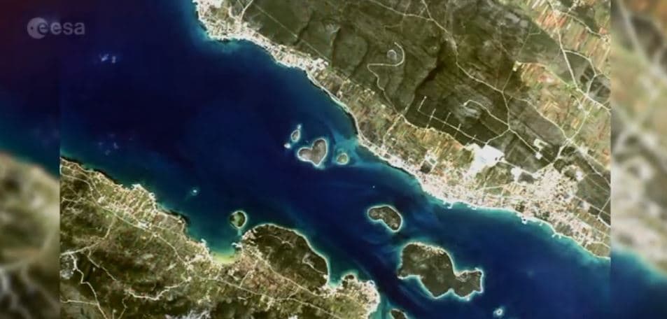 <b>Camina más y maneja menos</b>
<br>Evita viajes innesesarios en tu vehículo. Si puedes utiliza el transporte público o viaja en grupo. Además si puedes caminar o utilizar la bicicleta. Así ayudarás a disminuir la contaminación ambiental y salvar vidas. ¿Sabías que según los datos de la Organización Mundial de la Salud, en 2017, alrededor de 
<b>3 millones de muertes a nivel mundial están relacionadas con la contaminación?</b>
<br>
<br>
<br>
<br>La Isla Galesnjak, Croacia