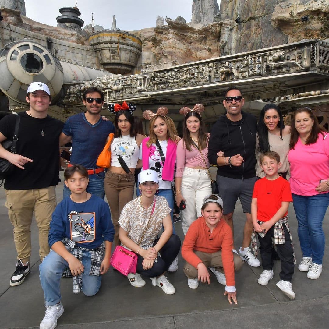 “Por ahí van a salir artistas o alguna sorpresa nos van a dar seguramente”, dijo Lupita D’Alessio respecto a lo que intuye sobre el futuro de sus nietos. “Sarita ya cantó conmigo", dijo sobre la hija mayor de Ernesto D'Alessio, quien debutó con ella en marzo de 2021.