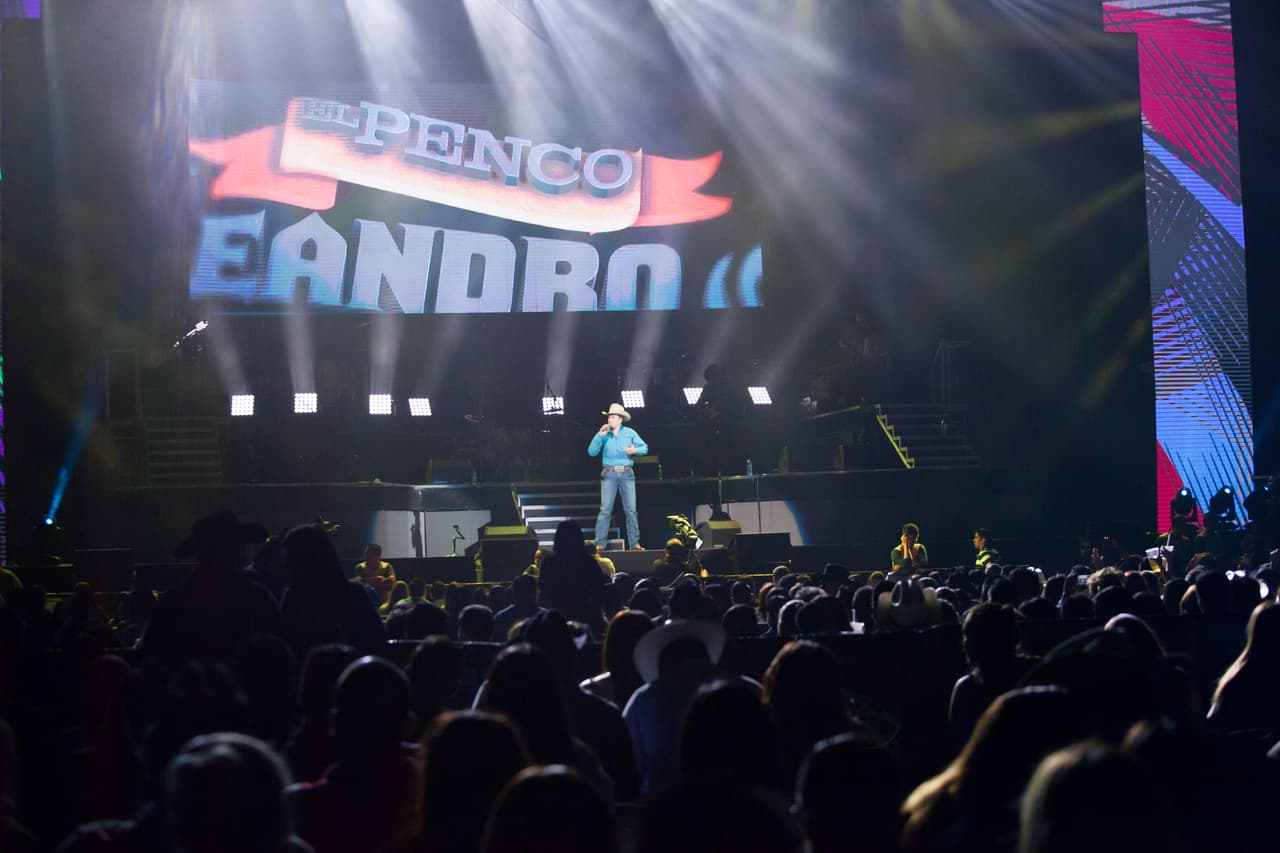 Leandro Ríos salió al escenario y desde el primer tema conquistó al público, los éxitos: 'Debajo del sombrero', 'Un ranchero en la ciudad' y 'Entre ella y tú', bastaron para echarse el público a la bolsa.