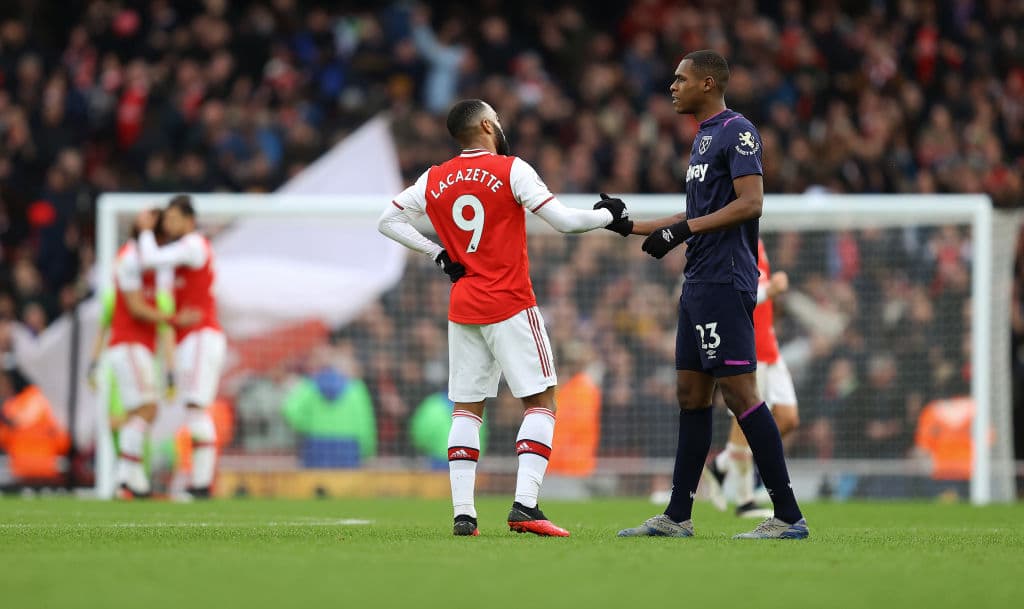 Alexandre Lacazette e Issa Diop se saludan al final del partido, aunque los dos utilizan guantes para combatir las frías temperaturas de Londres.