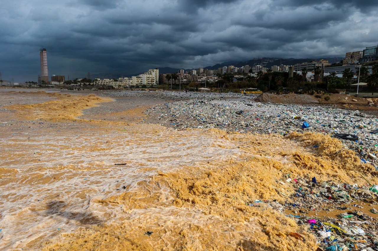 Un vocero del partido al que pertenece Michel Aoun, presidente del Líbano, afirmó que “es vergonzoso” transformar el tema de la basura en una “mercancía electoral”.
