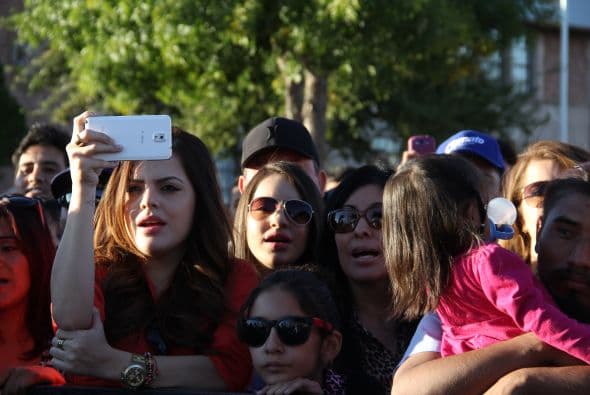 Los corridos de la banda grupera “Voz de Mando” se hicieron sentir en los Latin Grammy Streets Parties en Phoenix, donde los fanáticos esperaban ansiosos y cantaron con entusiasmo las más famosas canciones de esta agrupación. 