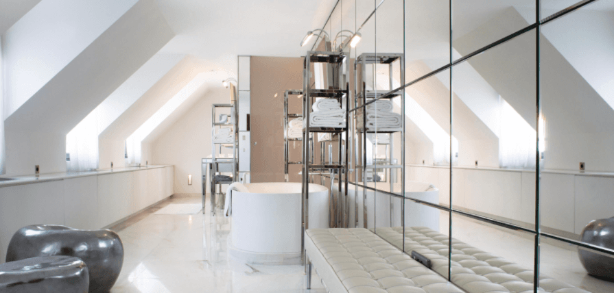 El lujoso hotel de cinco estrellas, Le Royal Monseau, será la casa provisional del astro argentino, pues su salida del Barcelona fue muy repentina. El hotel se encuentra ubicado en 37 Avenue Hoche y fue reformado por el famoso diseñador Philippe Starck. El Parque de los Príncipes se encuentra a tan solo 15 minutos del inmueble.