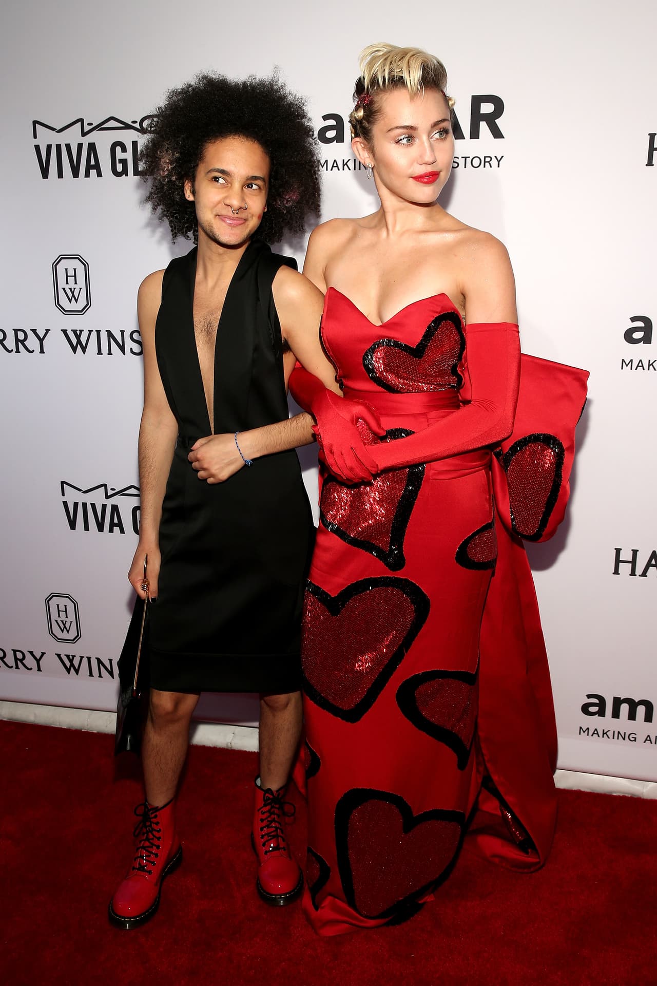 Miley Cyrus llevó este corte a una alfombra roja en un vestido rojo que además, traía un estampado de corazones.