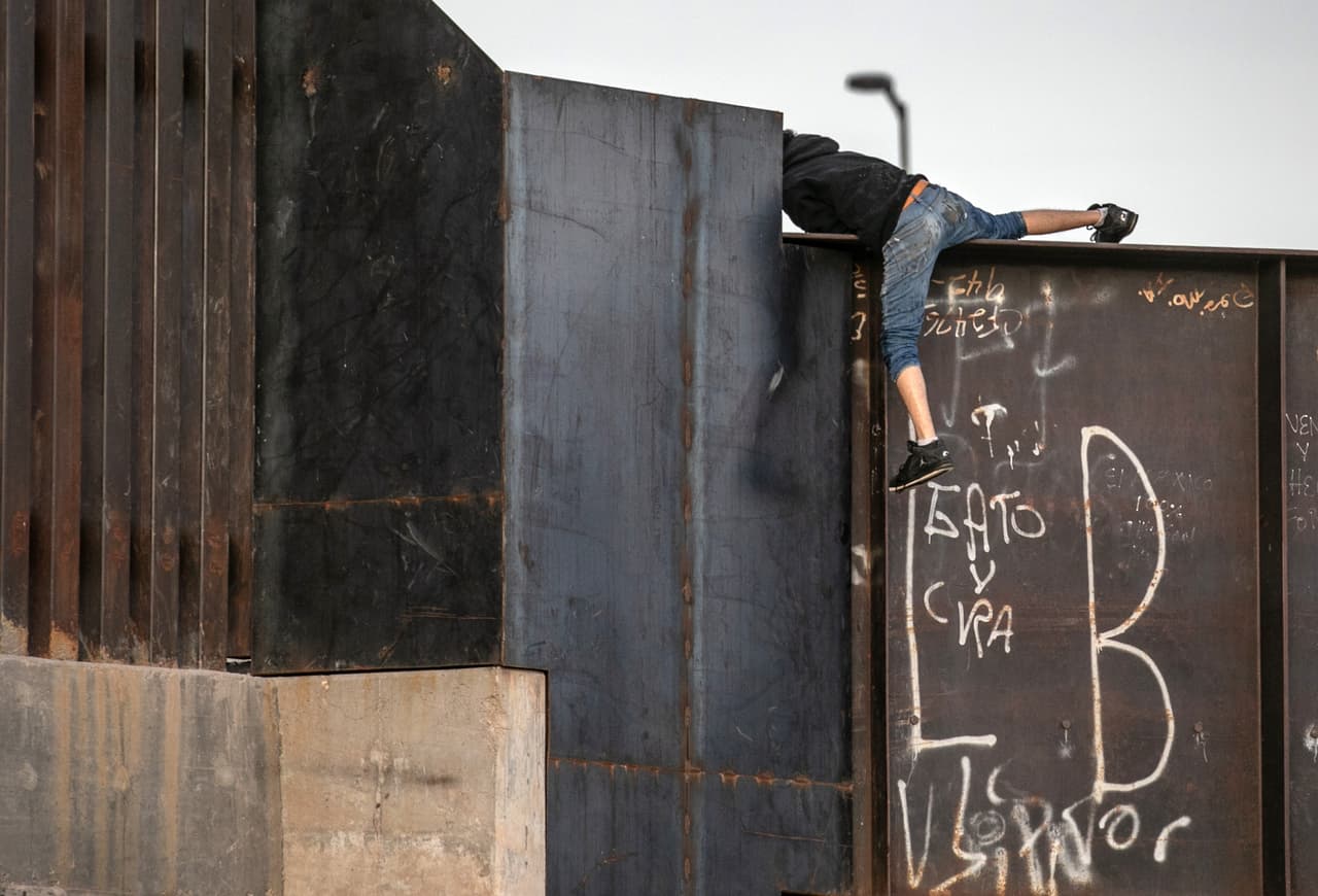 Un migrante, que había dicho al fotoperiodista que hizo esta toma que es mexicano de 16 años de edad, escaló la valla fronteriza para entrar ilegalmente a Estados Unidos después de cruzar el río Bravo en Ciudad Juárez, el 15 de marzo. Alejandro Mayorkas, secretario del DHS, dijo que el aumento de la llegada de menores se debe al fin de la política "
<a href="https://www.univision.com/noticias/inmigracion/dhs-advierte-inmigrantes-adultos-solteros-expulsados-inmediato-titulo-42"><u>expulsar cruelmente a pequeños niños y dejarlos en manos de traficantes" del gobierno anterior</u></a>. Según las autoridades el 80% de los menores tienen familiares en Estados Unidos y el 40% de ellos tiene a uno de sus padres en el país.