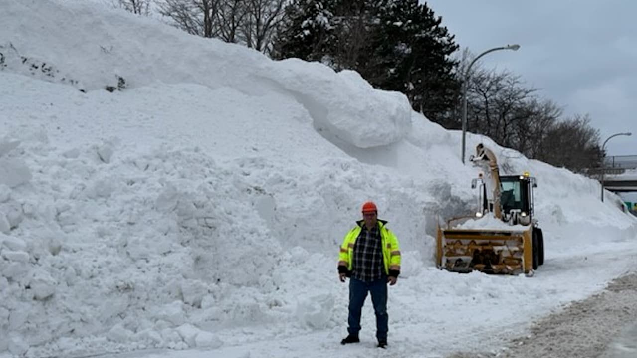 Nieve acumulada bloquea autopista en Búfalo: autoridades trabajan en removerla