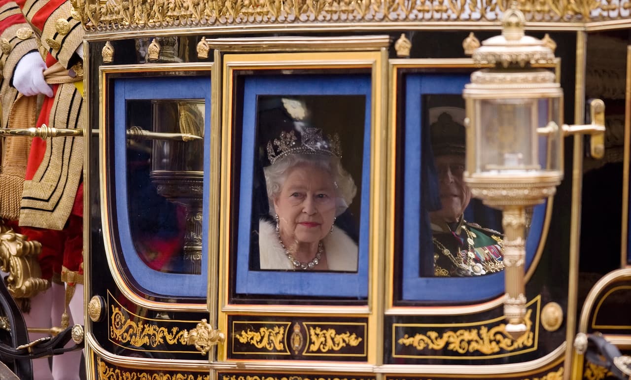 La Diamond Jubilee State Coach fue estrenada para trasladar a Isabel II a la ceremonia de apertura del parlamento en junio de 2014. Su construcción incluye 
<b>materiales y artefactos provenientes de edificios y barcos históricos relacionados a más de 30 monarcas de Inglaterra, Escocia e Irlanda</b>, así como a grandes personajes de la historia británica.