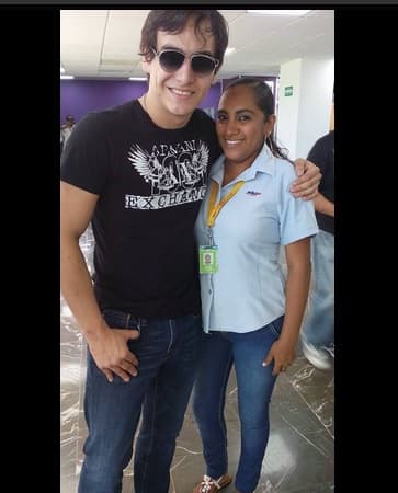 Julián llegó muy temprano a Acapulco y de inmediato sus fans aprovecharon para sacarse foto con él.