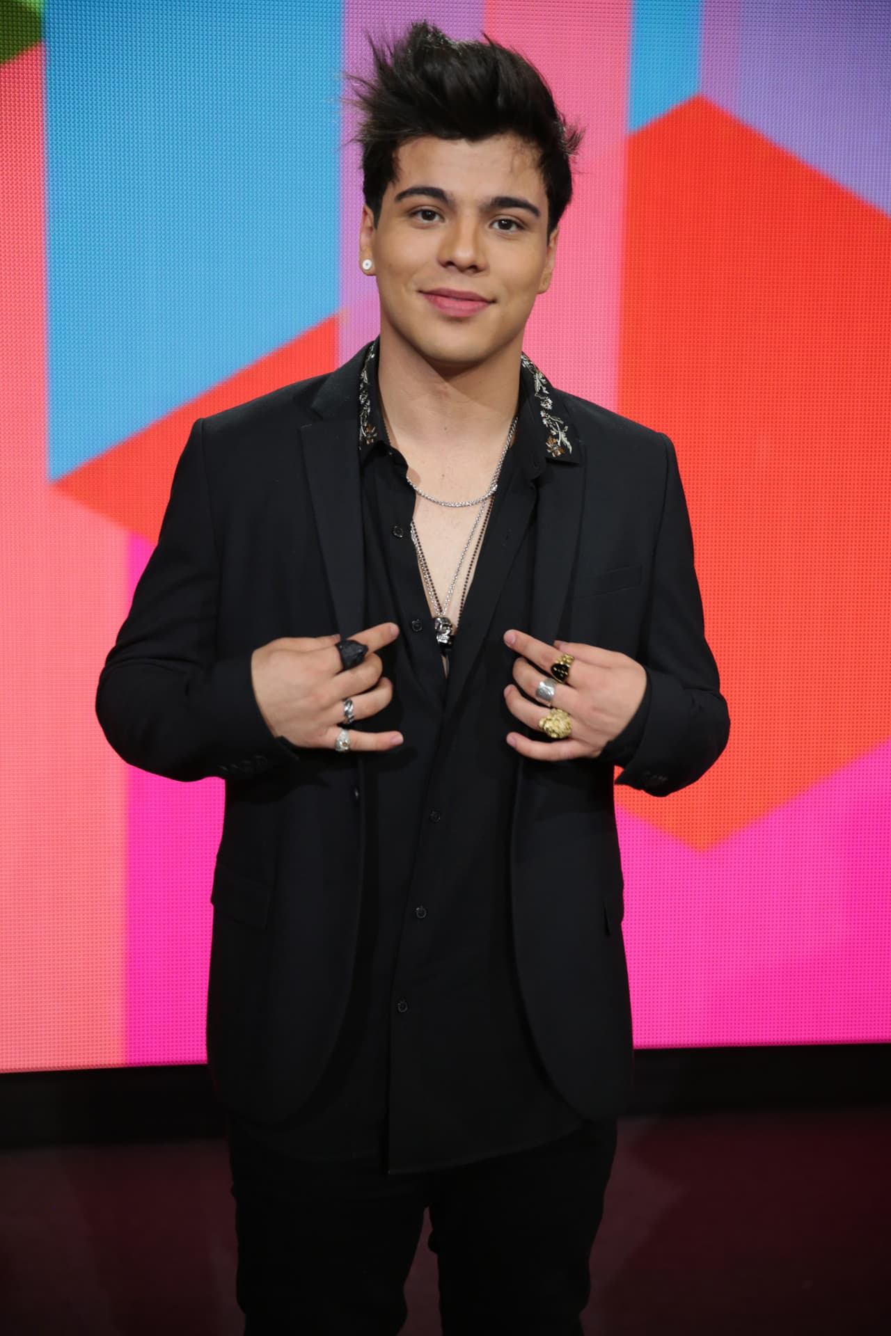 Sebastián Villalobos fue uno de los conductores de la alfombra.