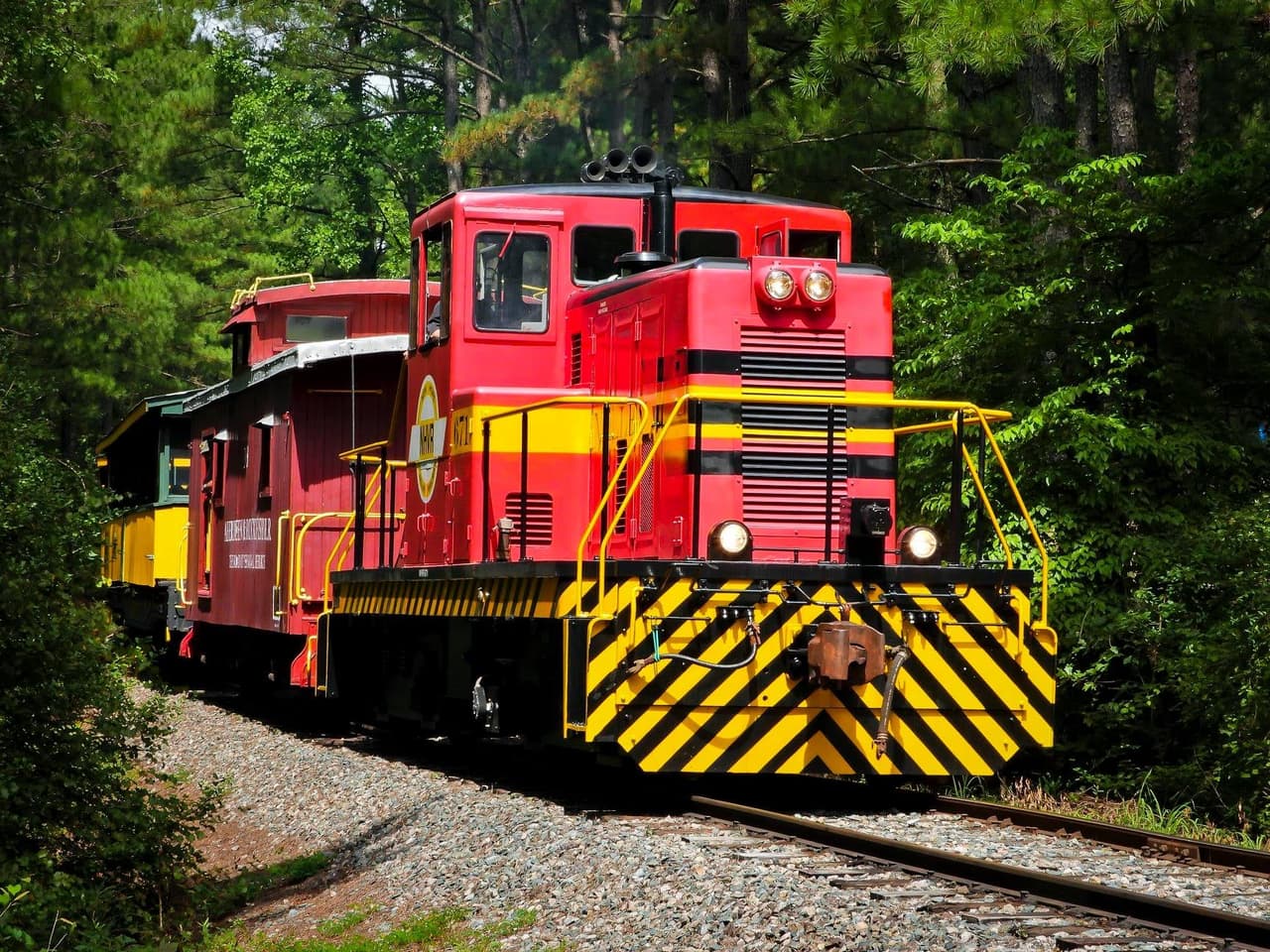 <b>New Hope Valley Railway</b>
<br>
<b>Sitio web</b>: 
<a href="https://www.triangletrain.com/">https://www.triangletrain.com/</a> 
<br>
<b><a href="https://maps.app.goo.gl/wf7YRF5d6LSk6KNM6">Cómo llegar</a> </b>
<br>
<br>Este viaje de cuatro millas y una hora de duración desde Bonsal a New Hill se conoce como el "Tren de El Triángulo", ya que conecta a Durham, Raleigh y Chapel Hill.