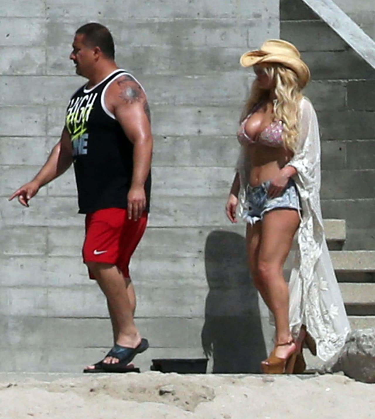 Caminó por todos lados, y seguramente los curiosos no le despegaban la mirada.