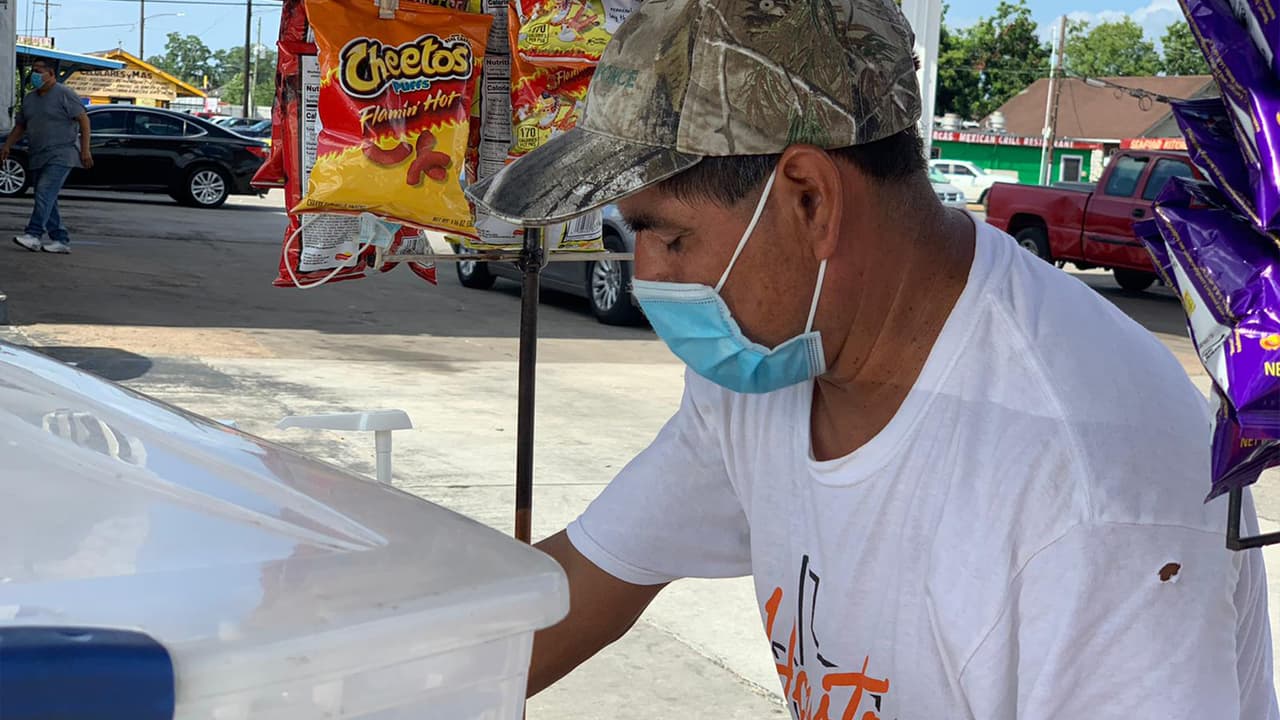 “El 17 de marzo y el 25 de abril también a punta de pistola me quitaron dinero”, narró el comerciante ambulante quien manifestó que la crisis del coronavirus ha hecho que bajen sus ventas.