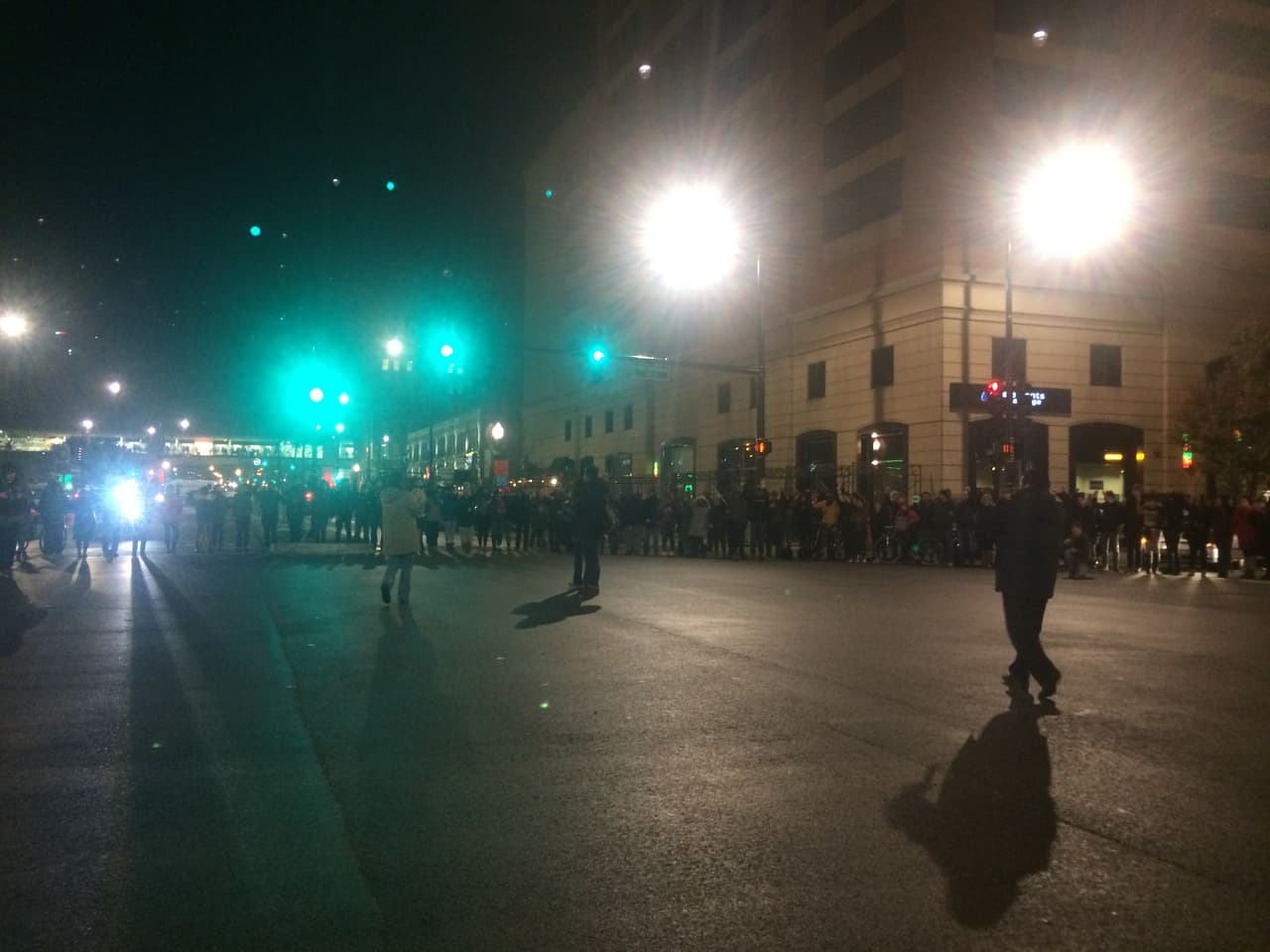 La mayoría de las consignas eran "16 tiros" en referencia a los balazos que recibió McDonald y "El mundo entero los mira", cuestionando por qué hasta ahora el policía será juzgado por lo que sucedió hace 400 días.