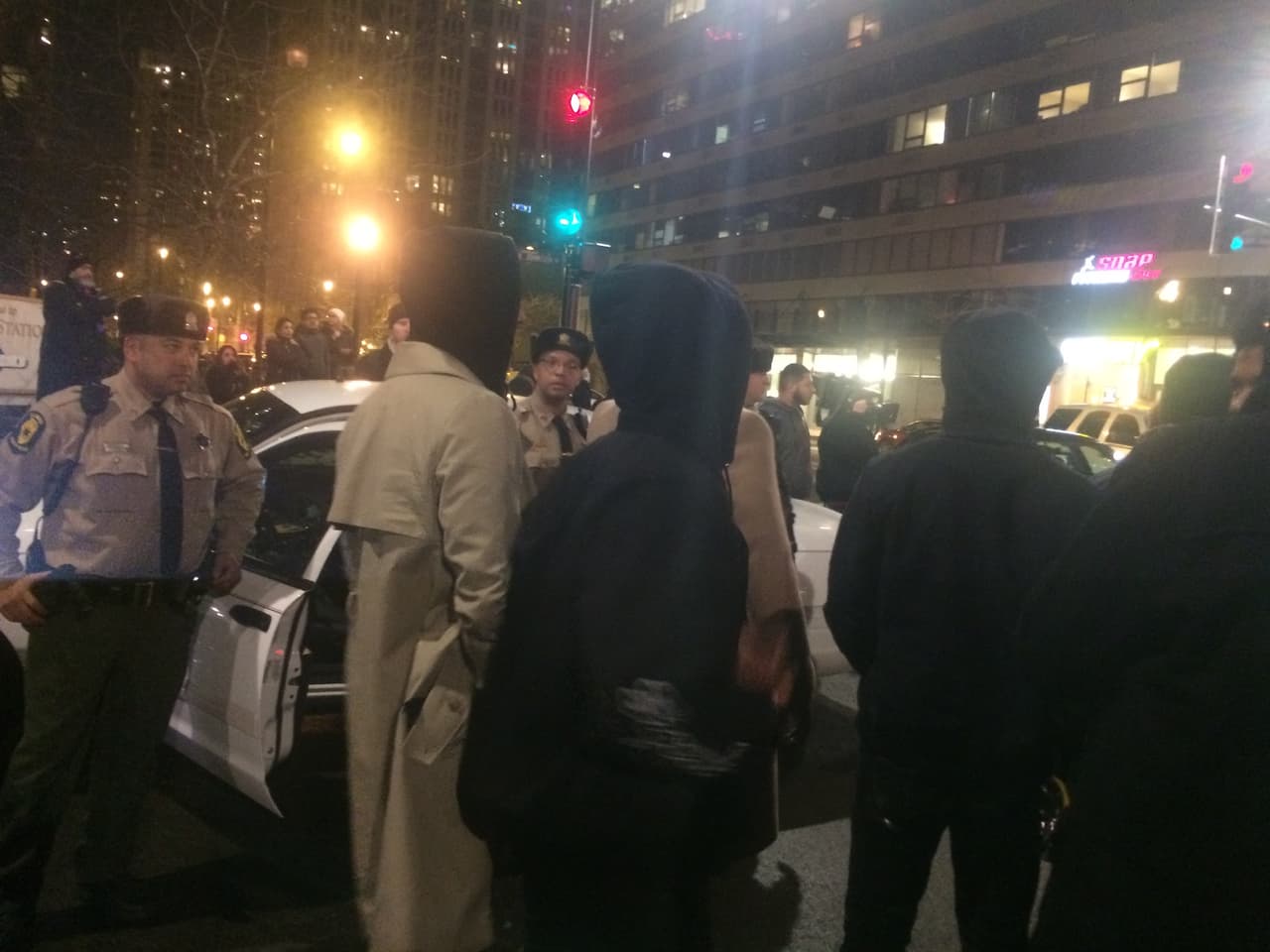 A medida que la manifestación crecía, la policía bloqueó el cruce de la avenida Balbo y la Columbus Drive.