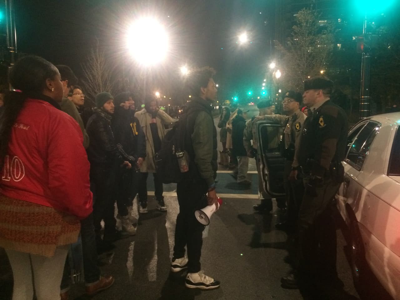 A los pocos minutos de darse a conocer el video, la primera ola de manifestantes se concentró al este del Puente del Chicago River.