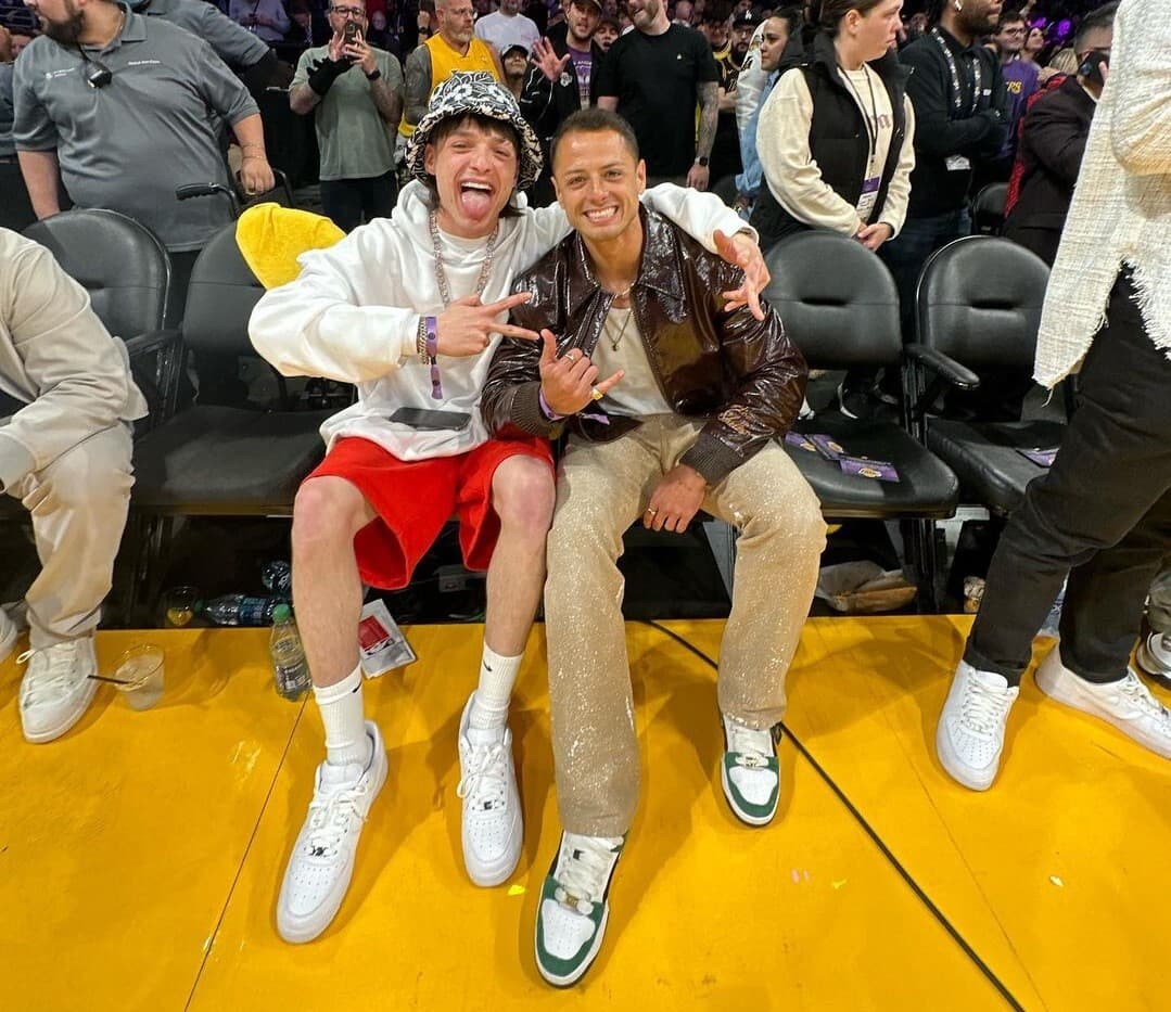 Chicharito y Peso Pluma festejan juntos triunfo de Lakers
