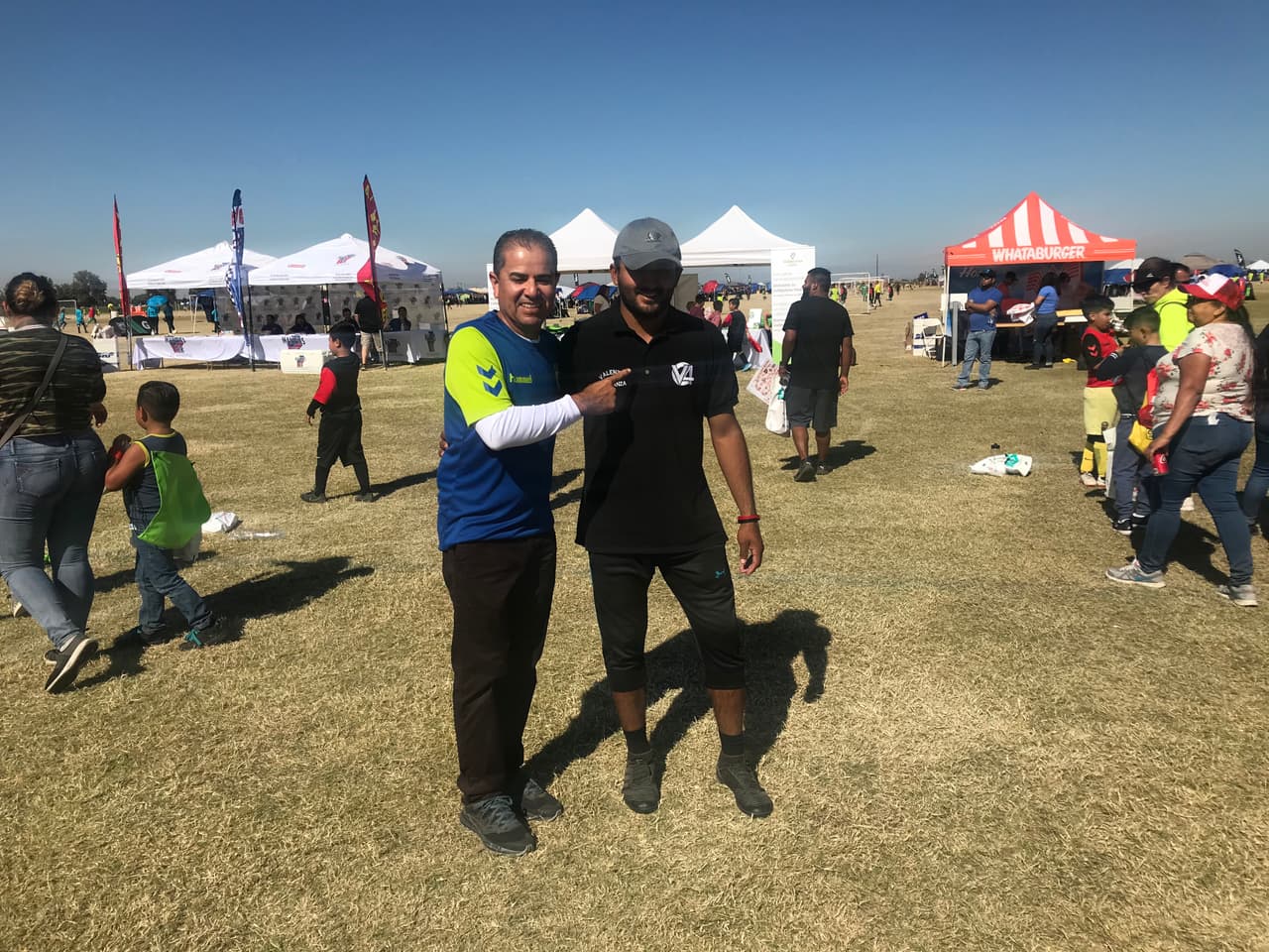 El Señor de los Deportes posando por una foto.