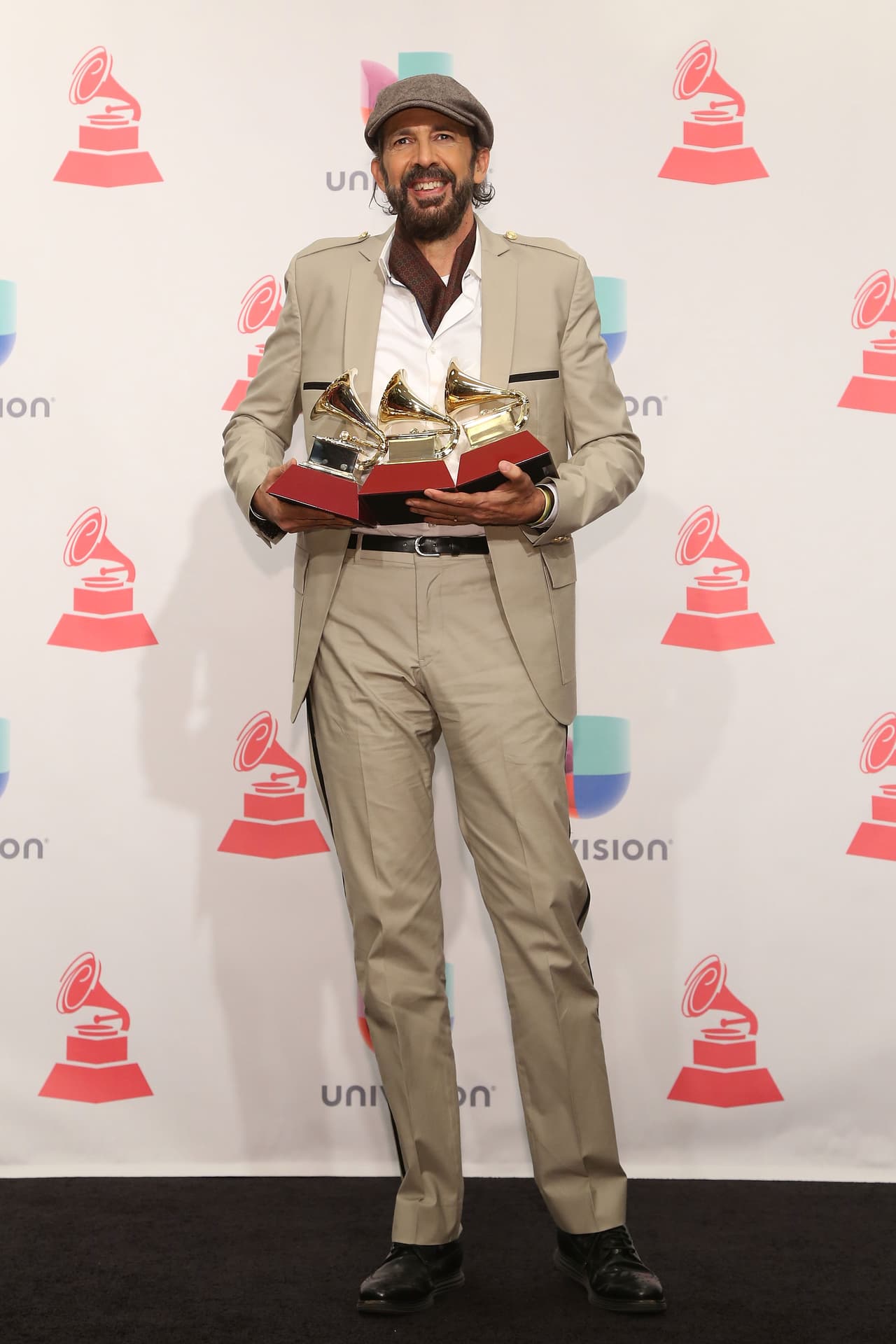 En 2015 se llevó premios por Album del Año y Mejor Canción Tropical.