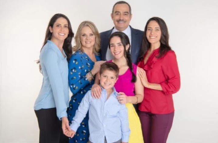 “Aquí estuvo todo mundo, cada quien con su tapabocas, pero es una comida, estás comiendo tacos. Cuando vinieron las cámaras la gente estaba comiendo, estaba tomando, no puedes tener un tapabocas o una careta si estás tomando agua o estás comiendo, no hay manera”, añadió.
<br>