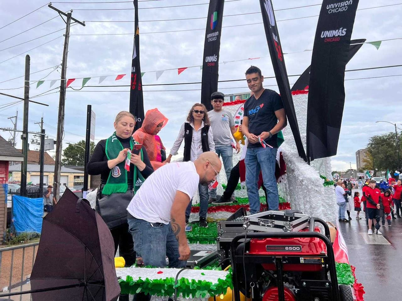 Desfile día de la Independencia de México en La Villita. El elenco de las estaciones de radio de Univision y de Noticias Univision Chicago se hicieron presentes.